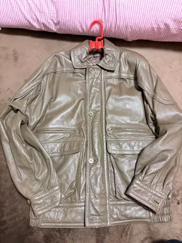 올리브 그린 가죽 자켓