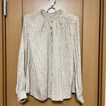 플라스테 랜덤 도트 블라우스 핑크 베이지