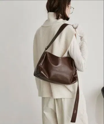 [새상품] Auntie Rosa Holiday 인조 가죽 스퀘어 백