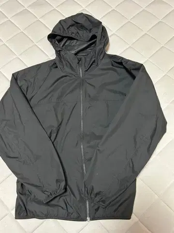 UNIQLO 포켓터블 UV컷 후드티 블랙