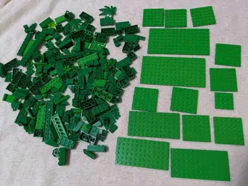 그린 컬러 LEGO 블록이 다수