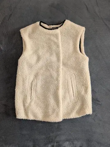 보아 소재 크림색 베스트