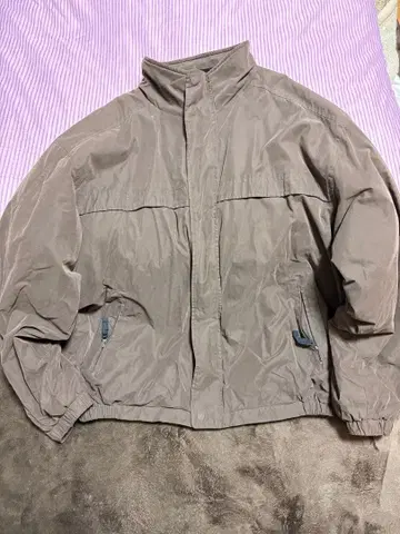 브라운 점퍼 지퍼 달린 포켓