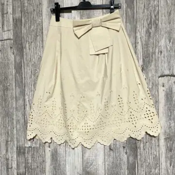 투 비 시크 베이지 플레어 스커트 리본 포함 TO BE CHIC