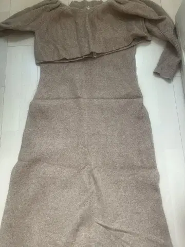 셀포드 오픈 숄더 니트 원피스 긴팔 베이지