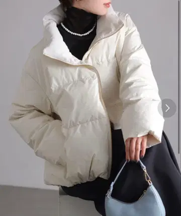 LaTotalite 라토타리테 벨로아 절개 숏 다운 코트 화이트 36