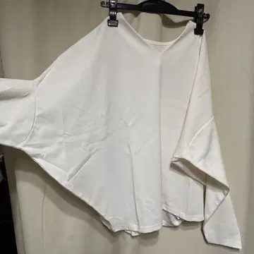 [ antiqua ] V넥 화이트 긴팔 돌먼 티셔츠 조젯 원단