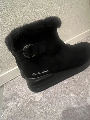 새상품급 퍼 달린 블랙 스웨이드 어그 부츠