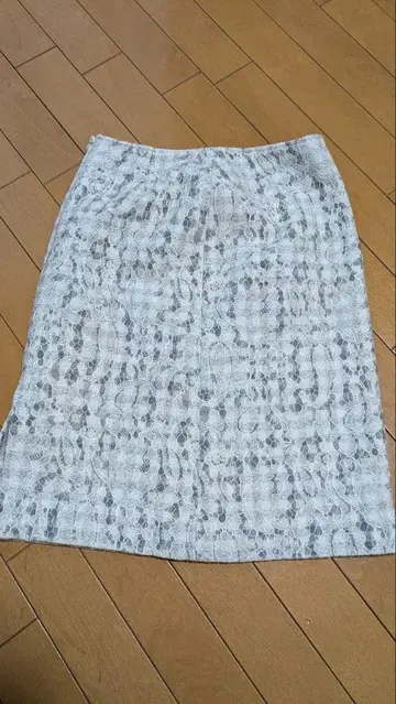 화이트 계열 레이스 타이트 스커트 무릎 기장