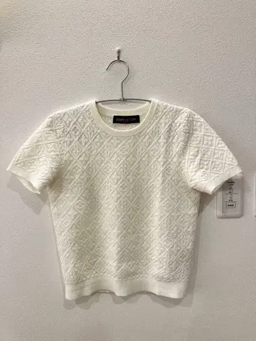 LV 화이트 반팔 상의