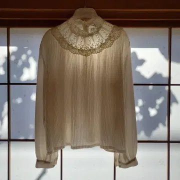 프릴 달린 화이트 셔츠