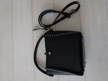 스터드 장식 블랙 숄더백
