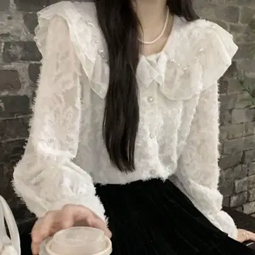 프릴 달린 화이트 셔츠