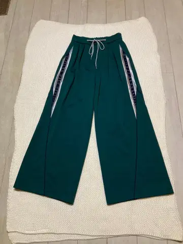 A 도쿄 다크 그린 와이드 레그 팬츠