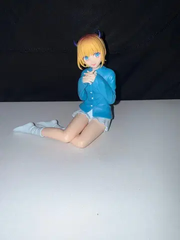 파란 옷의 금발 피규어