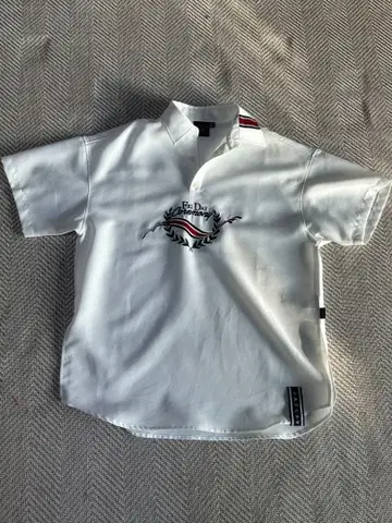 로맨틱 크라운 자수 화이트 셔츠