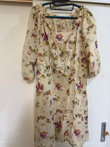 아두이트리스테스 꽃무늬 미니 원피스 긴팔 V넥