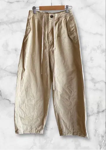SALON adam et rope 베이지 밀리터리 턱 팬츠