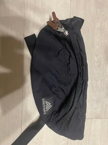 GREGORY 블랙 바디백