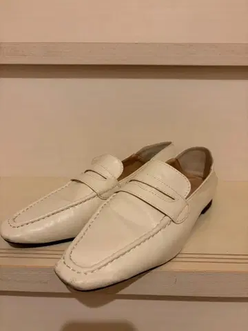 follow 화이트 로퍼