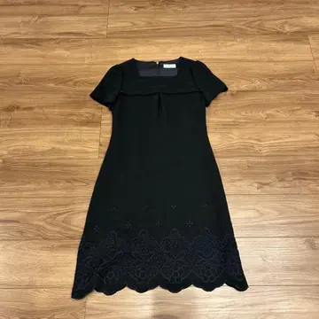 블랙 자수 장식 무릎 기장 원피스 반팔