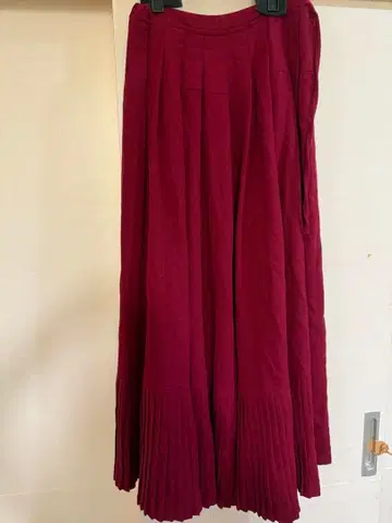 수사슴 모자 꽁지 버건디 롱 플리츠 스커트