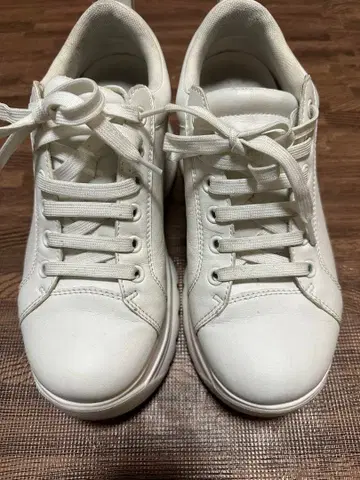 스즈키 아미 화이트 플랫폼 스니커즈 통굽 스니커즈 M