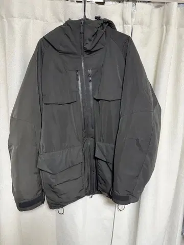 유니클로 화이트 마운티니어링 하이브리드 다운 오버 사이즈 후드티