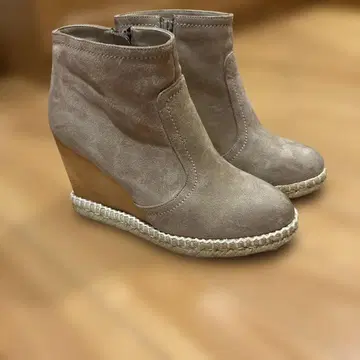 베이지 스웨이드 웨지 힐 부츠