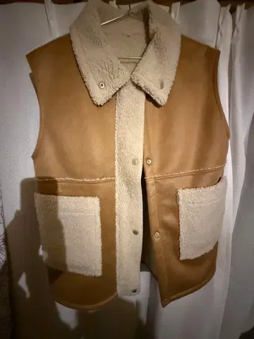 베이지 인조 모피 베스트