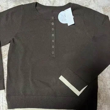 어반 리서치 버튼 부착 헨리넥 니트