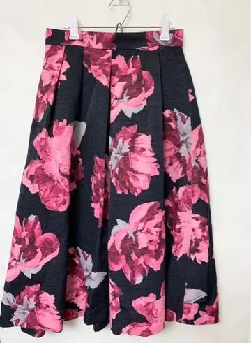 미사용 새상품 페를르페슈 그로그랭 빅 플라워 플레어 스커트 S 사이즈