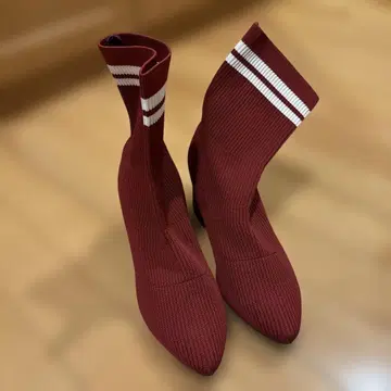 버건디 니트 부츠 스트라이프 디자인