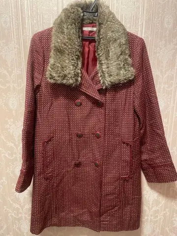 퍼 달린 빨간색 도트 무늬 롱 코트 엑시즈팜