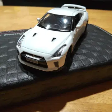 Nissan GT-R (R35) 화이트 미니카 1/36 스케일
