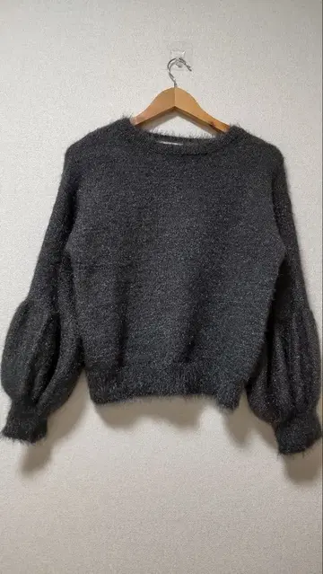 CHILLE 다크 그레이 벌룬 슬리브 니트