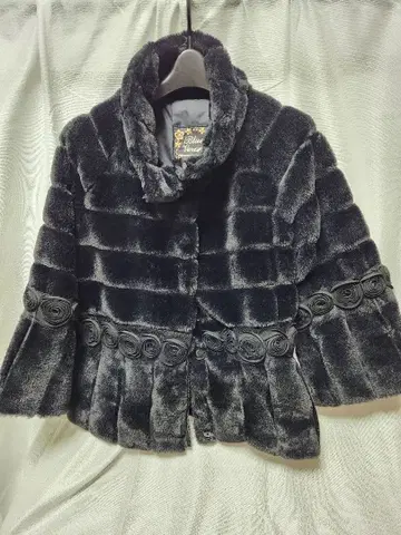 플라워 로즈 장식의 블랙 인조 모피 자켓