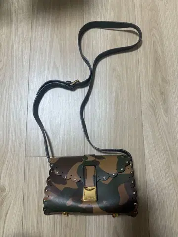 FURLA 카모 패턴 숄더백