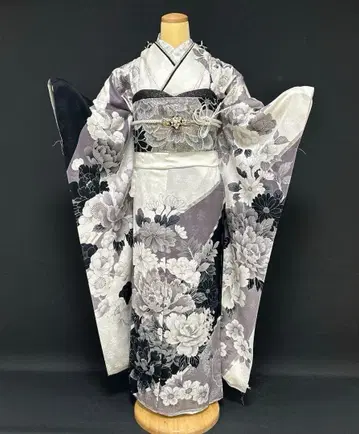 화이트 베이스 모란과 국화, 벚꽃의 시크한 모노톤 후리소데 풀세트