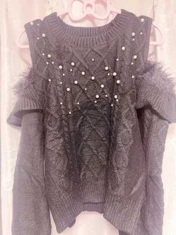 evelyn 어깨 트임 케이블 니트