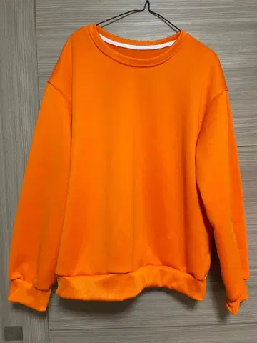 오렌지 크루넥 맨투맨