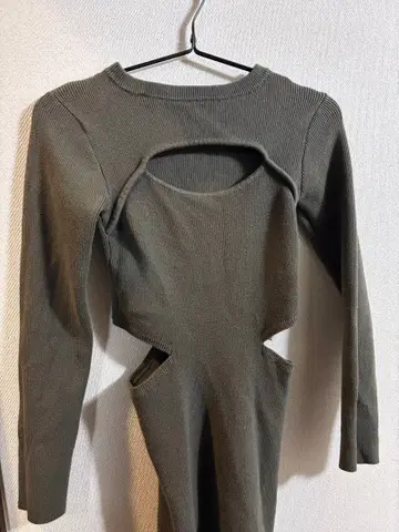 올리브색 리브 긴팔 원피스 컷 아웃 디자인