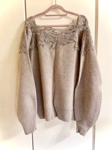 FRAY I.D 레이스 트리밍 오프숄더 니트