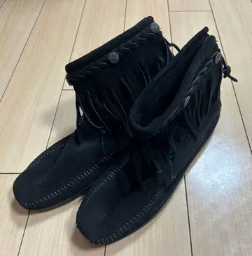 [미사용 새상품] 미네통카 프린지 부츠 블랙 24.5cm