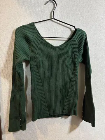 다크 그린 리브 V넥 니트