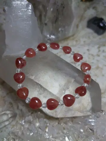 잉카 로즈와 파르바티 수정의 하트형 팔찌