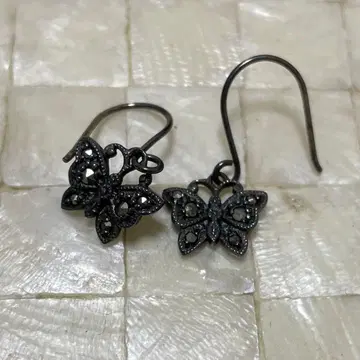 안나수이 후크 귀걸이 버터플라이 흑먹색