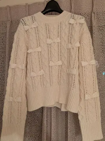 [ 미사용 새상품 ] LOULOU 화이트 케이블 니트 리본 스웨터