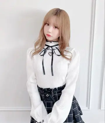 MARS 하트 컷아웃 골지 상의 화이트