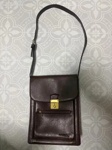 가죽 숄더백 다크 브라운 열쇠 포함